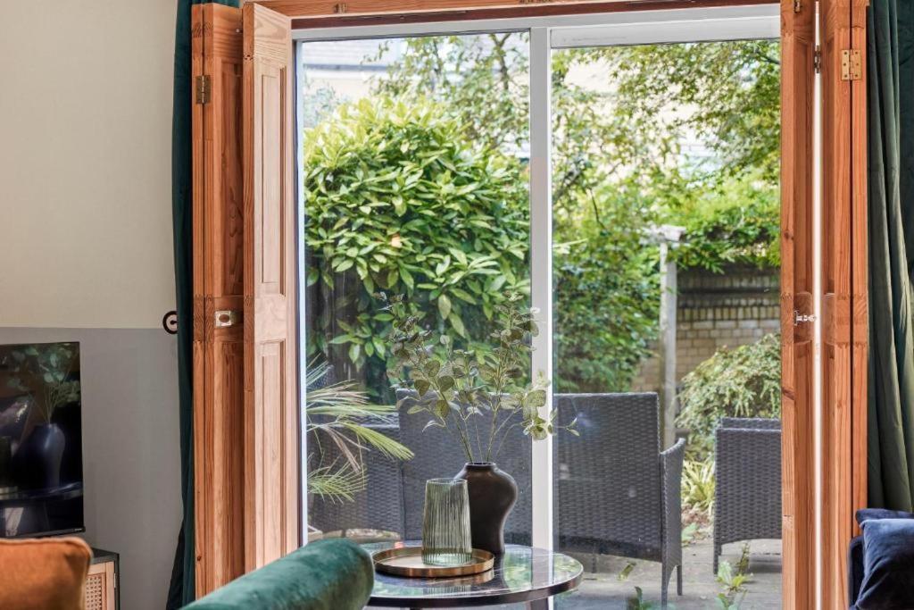 Vakantiehuis Lovely 2 Bed Parking And Garden